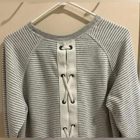Abercrombie and Fitch Size Medium Grey and White Lightweight Sweatshirt - Picture 5 of 8